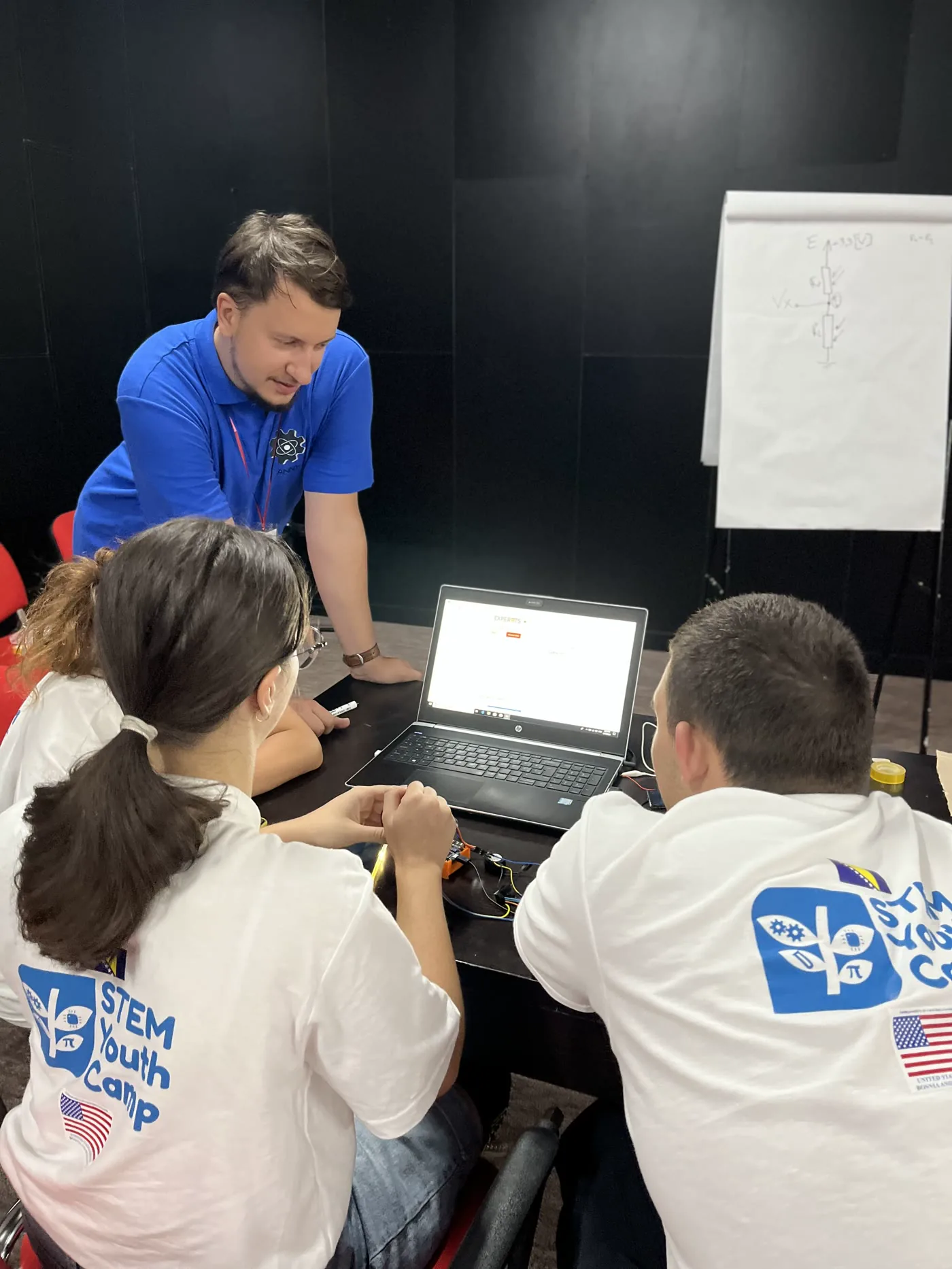Mehmed Kadrić mentoring students during a STEM workshop